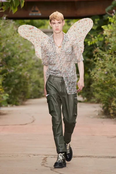 Look 18